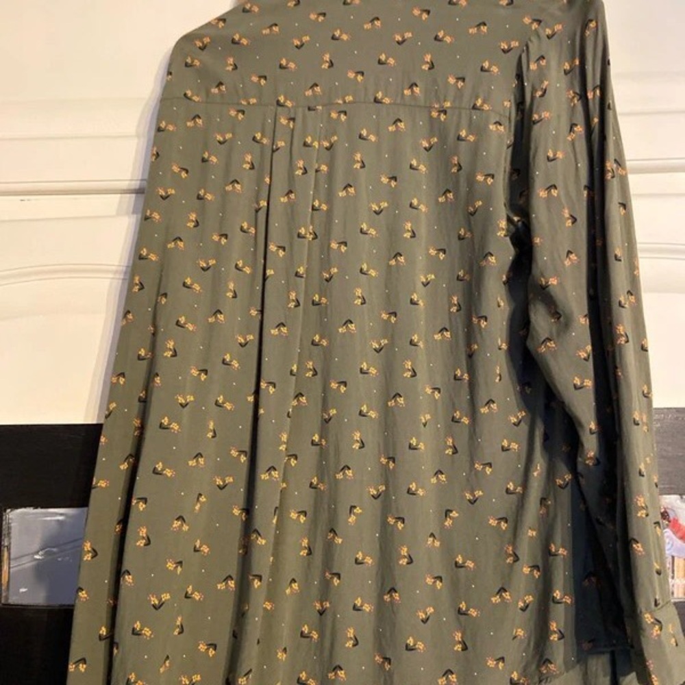 Green Button-Up Shirt With Pattern - image 5